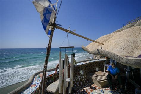 After half a century, Israel moves to evict squatter from his cave home on the beach